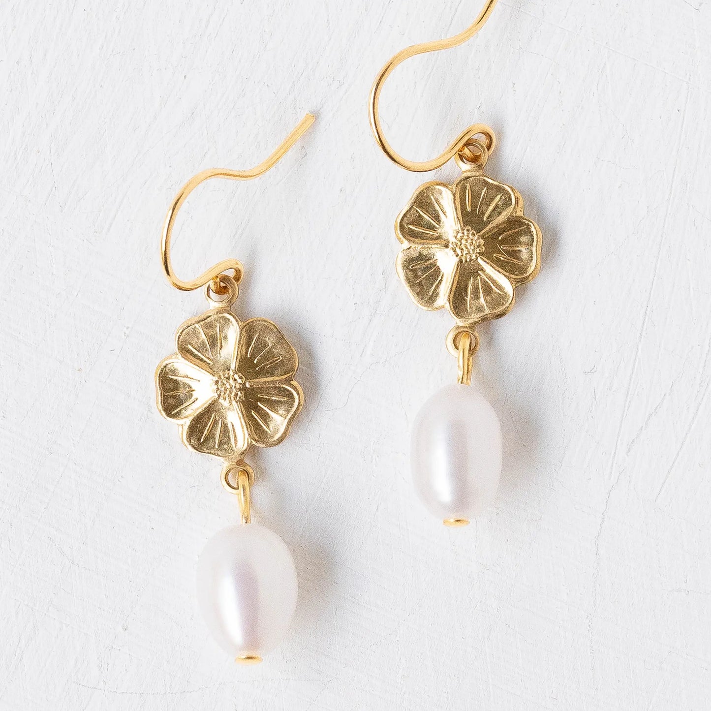 Flower pearl earrings