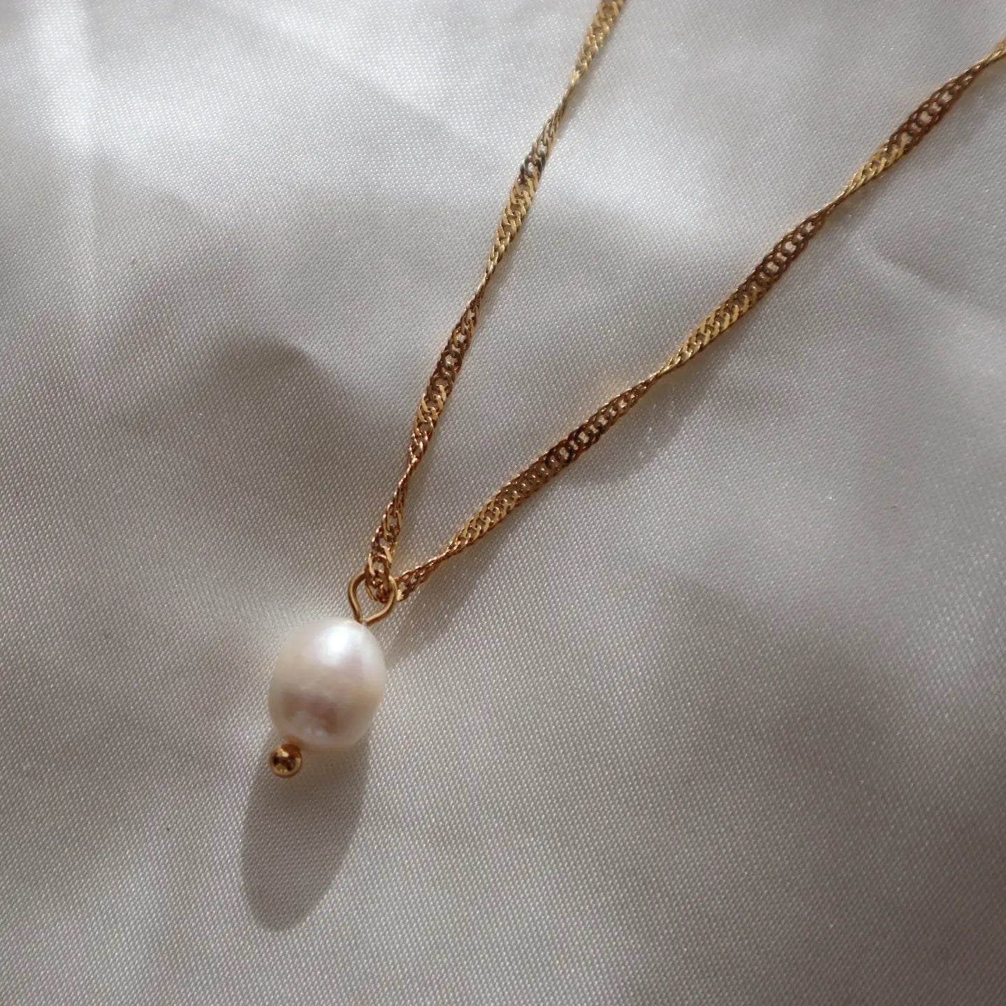 Pearl drop necklace